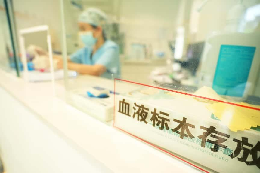 成年男性激素检测采血场景